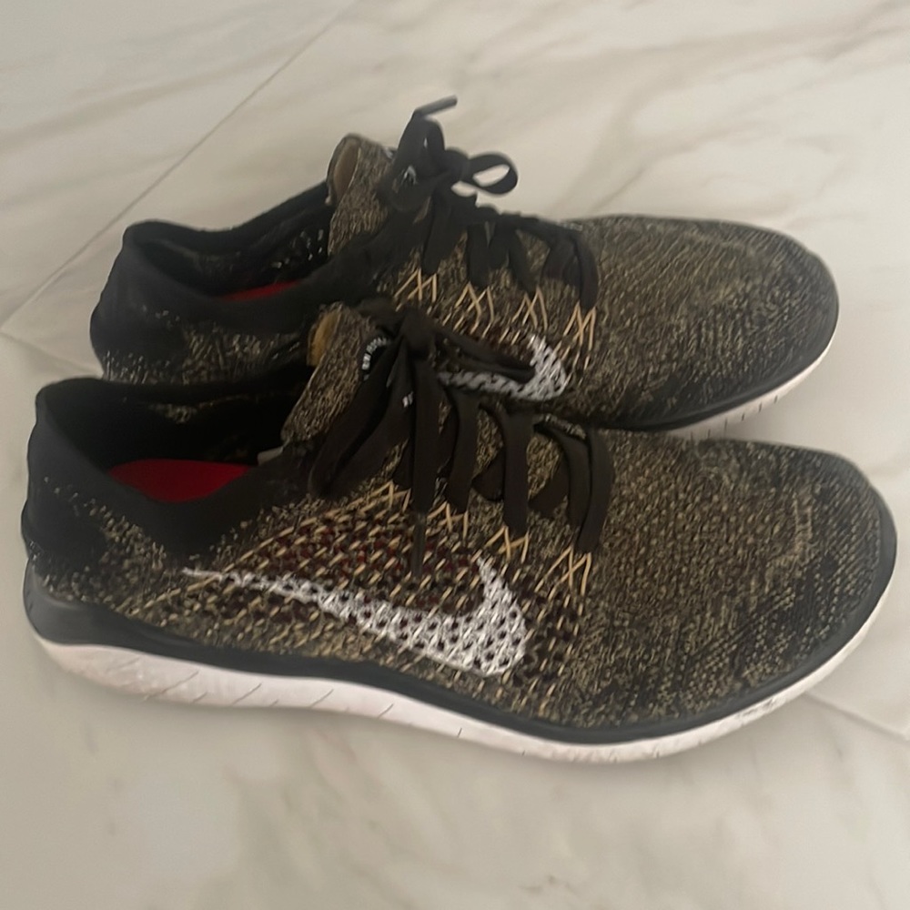 Black Nike Free RN Flyknit